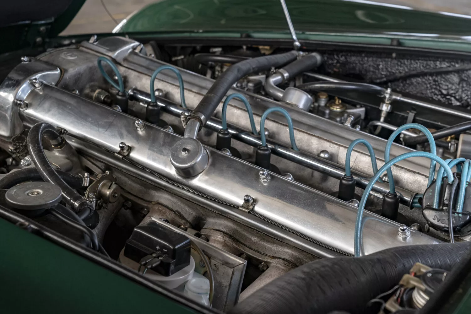 DB6 inline-six engine detail